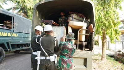 Kodam II/Sriwijaya melakukan penertiban rumah dinas yang ditempati oleh 22 keluarga yang berada di Perumahan Komplek Kartini Palembang, Rabu (16/6/2021).