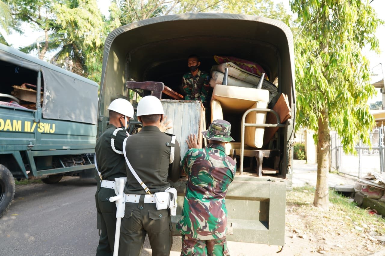 Kodam II/Sriwijaya melakukan penertiban rumah dinas yang ditempati oleh 22 keluarga yang berada di Perumahan Komplek Kartini Palembang, Rabu (16/6/2021).