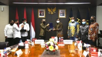 Laporan Hasil Pemeriksaan BPK dengan Opini WTP diserahkan langsung Pimpinan Pemeriksaan Keuangan Negara I BPK RI Bidang Polhukam, Hendra Susanto kepada Menteri Hukum dan Hak Asasi Manusia (Menkumham), Yasonna H. Laoly, Senin 28/06/2021 pk 10.30 WIB bertempat di Ruang Rapat Menkumham.