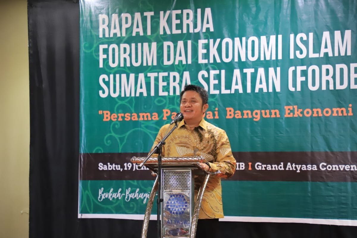 Gubernur Sumsel Herman Deru Melantik Forum Pengurus Dai Ekonomi Islam Sumsel, di gedung Atyasa, Sabtu (19/6)