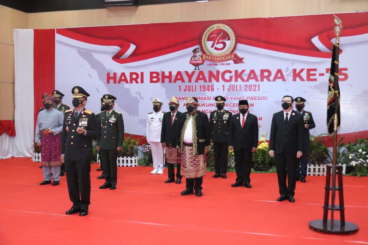 upacara puncak peringatan Hari Bhayangkara Ke-75 Tahun 2021, bertempat di Ruang Rekonfu Polda Sumsel Jalan Jenderal Sudirman, Km 4.5 Palembang, Kamis (1/7/2021).