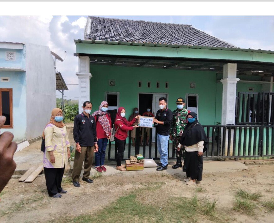 menyambangi rumah-rumah warga kurang mampu yang ada di Desa Jati Mulyo, Kecamatan Buay Madang Raya, Kab. OKU Timur, Kamis (08/07/2021)