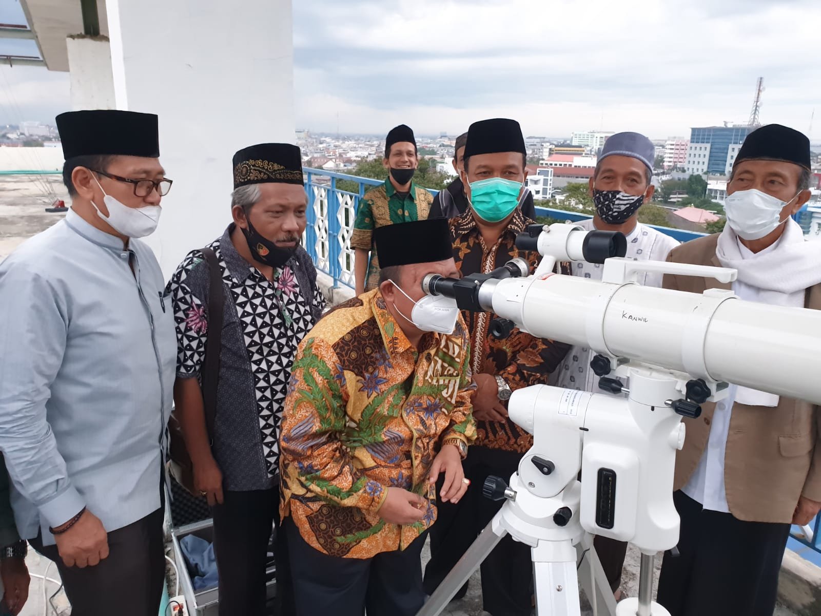 Kegiatan rukyatul hilal dipimpin Kakanwil Kemenag Sumsel Dr. Drs. H. Mukhlisuddin SH, MA didampingi Kepala Bidang Urusan Agama Islam Drs. H. Khusrin, MM serta Kasubbag Umum dan Humas Dr. H. Saefudin M.Si di Rafa Tower UIN Raden Fatah Palembang, Sabtu (10/7) sore.