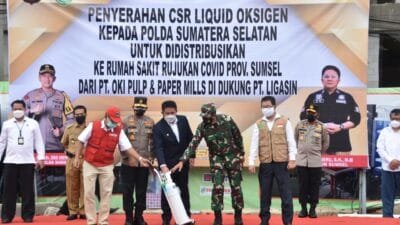Penyerahan CRS Liquid Oksigen dari PT. Sinar Mas Group untuk Rumah sakit Rujukan Covid-19,  langsung dipimpin Gubernur Sumsel H Herman Deru, senin (12/7/2021).