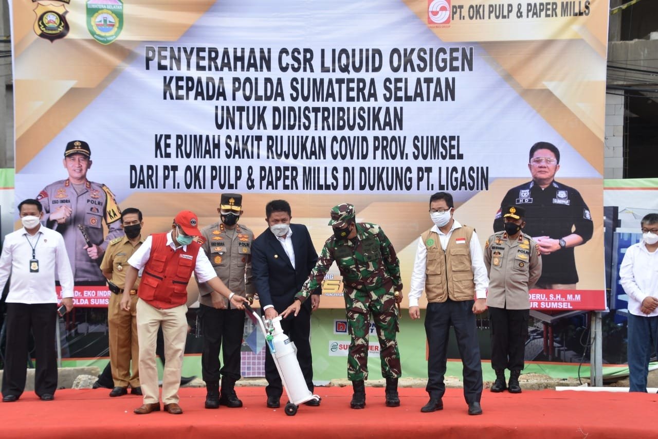 Penyerahan CRS Liquid Oksigen dari PT. Sinar Mas Group untuk Rumah sakit Rujukan Covid-19,  langsung dipimpin Gubernur Sumsel H Herman Deru, senin (12/7/2021).