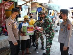 Danrem 044/Gapo Bagikan Sembako Untuk Masyarakat Terdampak Covid-19 Dalam Penerapan PPKM di Perketat