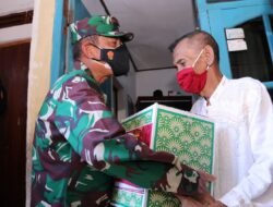 Kodam II Sriwijaya dan Polda Sumsel Distribusikan Paket Sembako Kepada Masyarakat Terdampak Covid-19