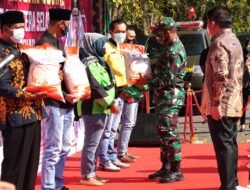 Kapok Sahli Pangdam II Sriwijaya Hadiri Penyerahan Bansos Masyarakat Sumsel Terdampak Covid-19