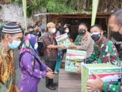 Pangdam II Sriwijaya dan Kapolda Sumsel Distribusikan Bansos Masyarakat Terdampak Covid-19