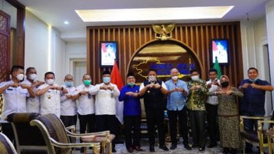 Gubernur Herman Deru saat menerima Dewan Penasehat Presidium Pemekaran Kabupaten Gelumbang Ir. Hanan Zulkarnain, MTP, Anggota DPRD Muara Enim Dapil 3 Hadiono, S.H, Ketua Presidium Pemekaran Kabupaten Gelumbang H. Rani Kodim di kantor Gubernur, Rabu   (30/6).