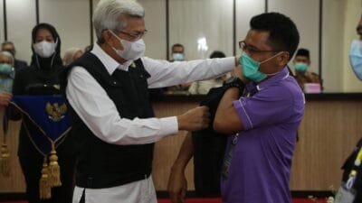 Wakil Gubernur Sumsel H Mawardi Yahya melepas petugas pemantauan dan pemeriksaan hewan qurban di Graha Bina Praja Pemprov Sumsel, Kamis (1/7).
