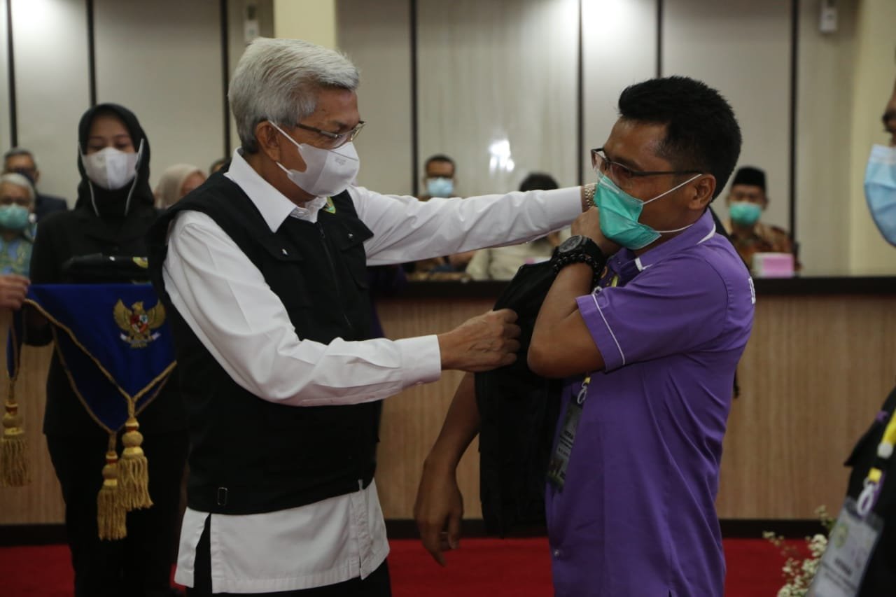 Wakil Gubernur Sumsel H Mawardi Yahya melepas petugas pemantauan dan pemeriksaan hewan qurban di Graha Bina Praja Pemprov Sumsel, Kamis (1/7).