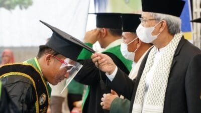 Wakil Gubernur Sumsel Ir H. Mawardi Yahya menghadiri wisuda akbar di  Halaman Ponpes Ash-Shiddiqiah di Desa Lubuk Seberuk, Lempuing Jaya  OKI, Minggu (4/7).