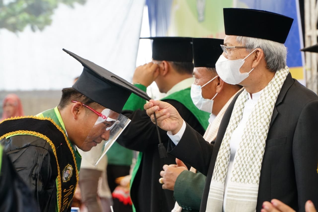 Wakil Gubernur Sumsel Ir H. Mawardi Yahya menghadiri wisuda akbar di  Halaman Ponpes Ash-Shiddiqiah di Desa Lubuk Seberuk, Lempuing Jaya  OKI, Minggu (4/7).