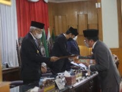 Wagub Mawardi Dengarkan Pendapat Akhir  Fraksi-fraksi