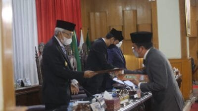 Wagub Mawardi Dengarkan Pendapat Akhir  Fraksi-fraksi