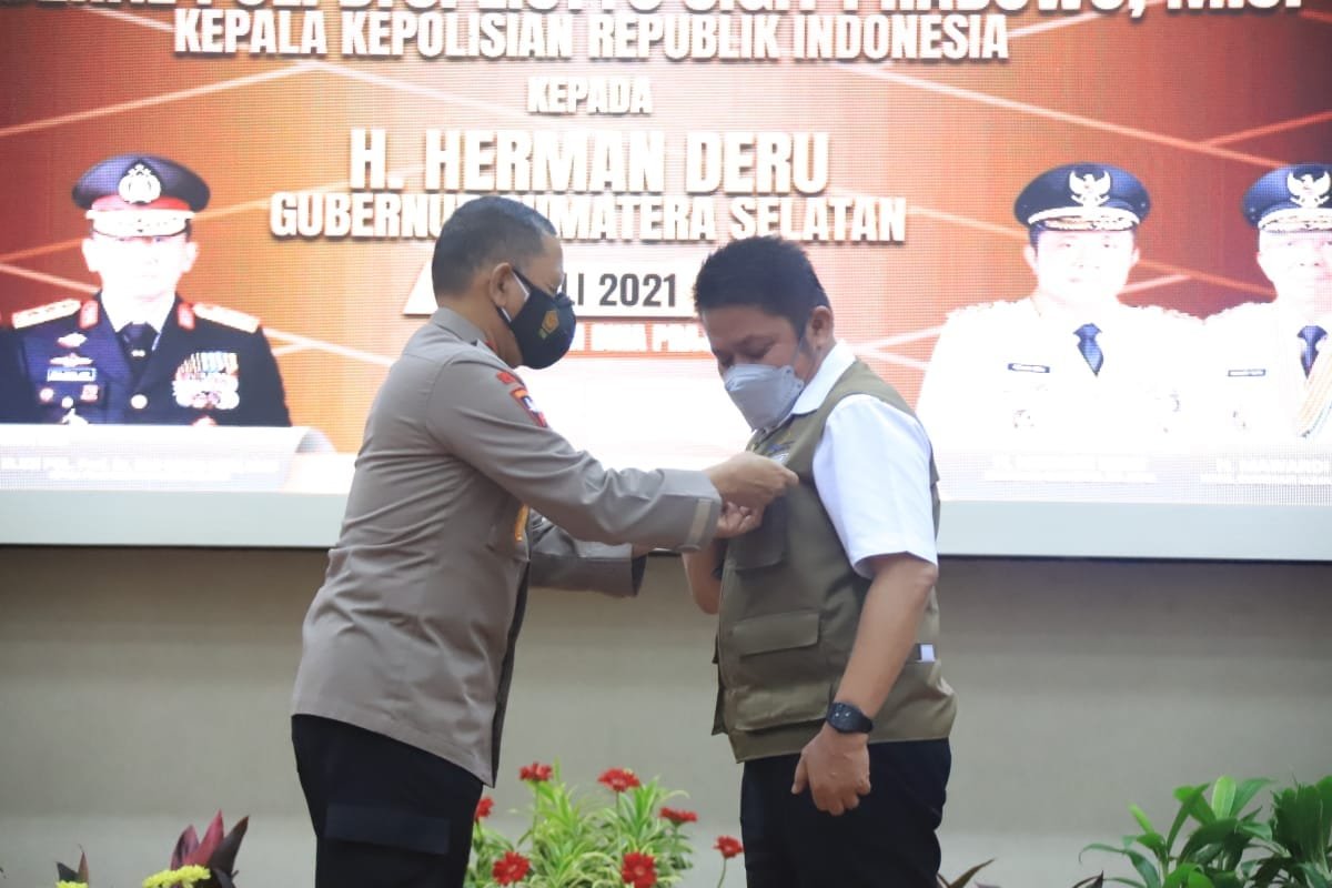 Kapolda Sumsel Irjen Pol. Prof. Dr. Eko Indra Heri, M.M kepada Gubernur Sumsel H.Herman Deru, di Auditorium Bina Praja, Senin (5/7) siang. 