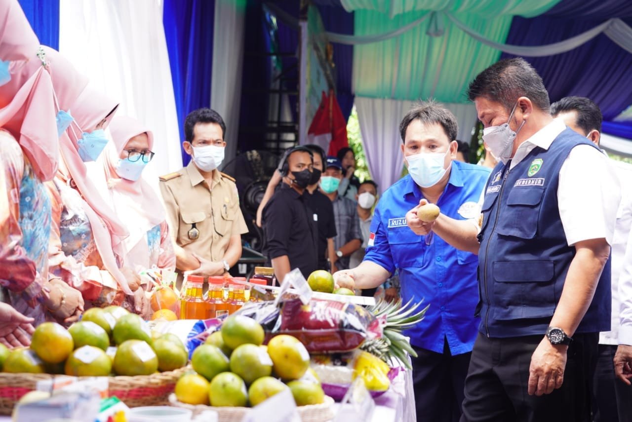 Peringatan Hari Keamanan Pangan sedunia ke-3 dan penyerahan sertifikat Jaminan Mutu Keamanan Pangan Segar Asal Tumbuhan dan Sertifikat Nomor Kontrol Veteriner (NKV) yang dipusatkan di UPTD Balai Pembibitan dan Hijauan Pakan Ternak (BPHPT) Sembawa Kabupaten Banyuasin, Selasa   (7/7). 