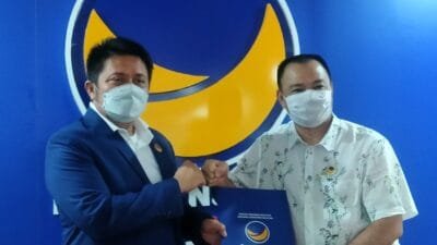 Ketua DPW Sumsel Partai Nasdem H Herman Deru Memberikan SK Dr RM Taufik Husni SH MH Jabat Pelaksana Tugas (Plt) DPW Badan Advokasi Hukum (BAHU) Partai Nasdem Provinsi Sumatera Selatan.