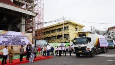 Gubernur Herman Deru didampingi Kapolda Sumsel Irjen Pol Prof. Dr. Eko Indra Heri saat penyerahan dan pendistribusian bantuan CSR Liquid Oksigen dari Asia Pulp & Paper (APP) Sinar Mas untuk Rumah Sakit rujukan Covid-19 di halaman Mapolda Sumsel, Senin (12/7).