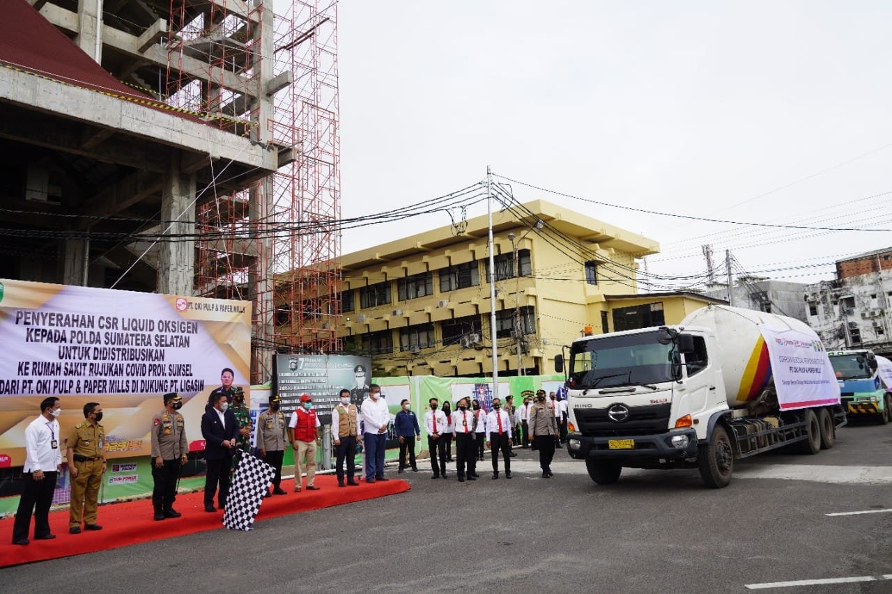 Gubernur Herman Deru didampingi Kapolda Sumsel Irjen Pol Prof. Dr. Eko Indra Heri saat penyerahan dan pendistribusian bantuan CSR Liquid Oksigen dari Asia Pulp & Paper (APP) Sinar Mas untuk Rumah Sakit rujukan Covid-19 di halaman Mapolda Sumsel, Senin (12/7).