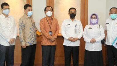 Plh Sekda Sumsel, Akhmad Najib saat menghadiri Focus Group Discussion (FGD) Monitoring Implementasi QRIS di Wilayah Sumsel yang berlangsung di ruang rapat Kantor Perwakilan BI Sumsel Jalan Jend. Sudirman Palembang, Rabu (14/7/21