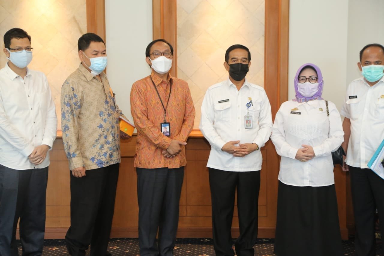 Plh Sekda Sumsel, Akhmad Najib saat menghadiri Focus Group Discussion (FGD) Monitoring Implementasi QRIS di Wilayah Sumsel yang berlangsung di ruang rapat Kantor Perwakilan BI Sumsel Jalan Jend. Sudirman Palembang, Rabu (14/7/21