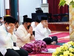 Gubernur Sholat Eid di Griya Agung, Wagub Dikediaman  Jalan Musyawarah