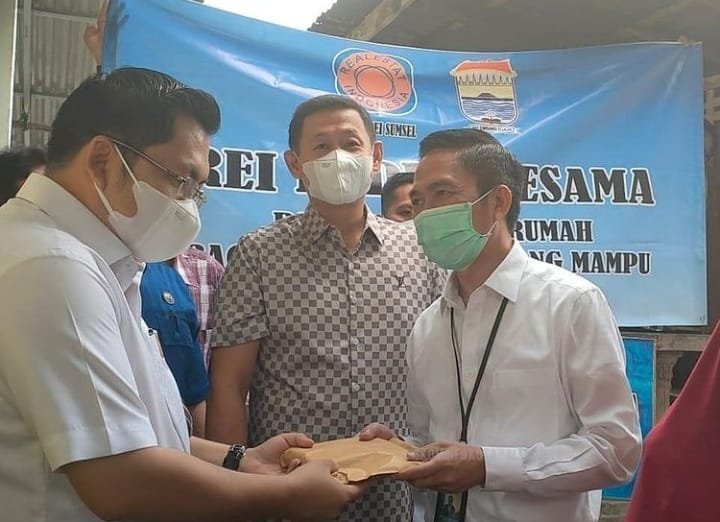 Sekertaris Daerah (Sekda) Kota Palembang, Drs. Ratu Dewa bersama DPD REI Sumsel membantu membedah rumah Ayucik, 30 ilir, Kamis (1/7)