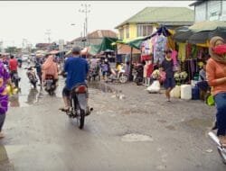 Tragis, Kondisi Jalan Pasar Simpang Sungki