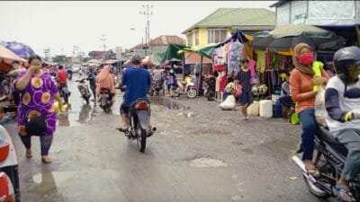 kondisi pasar Simpang Sungki berlokasi di Jln Abikusno Cokrosuyoso, Kelurahan Kertapati Kota Palembang, Minggu (11/7/2021)