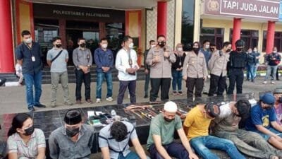 Hasil Penggerebekan 14 orang diamankan dengan barang bukti 100 gram diduga sabu, puluhan senjata tajam (sajam), senapan angin, dua disc rekaman CCTV, timbangan, ponsel, kantong plastik bening, hingga buku rekapan penjualan.