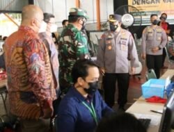 Panglima TNI Tinjau Vaksinasi Massal