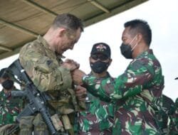 Kasad dan Commanding General USARPAC USA Sematkan Wing Terjun