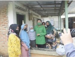 Hidup Sebatang Kara, Nenek Toha Terima Bantuan Ibu Hetty Andika Perkasa