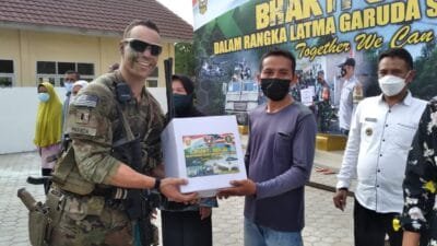 Prajurit TNI AD dan US Army Bagikan Sembako di Dusun Talang Sipin*