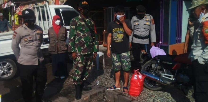 Babinsa Koramil 13 Lubuk Batang lakukan patroli di Taman kota, Ogan Komering ulu, Senin (8/8).