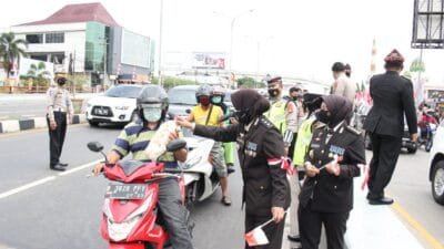 Detik detik Proklamasi, Pengendera Melintas Depan Polda Sumsel Beri Penghormatan