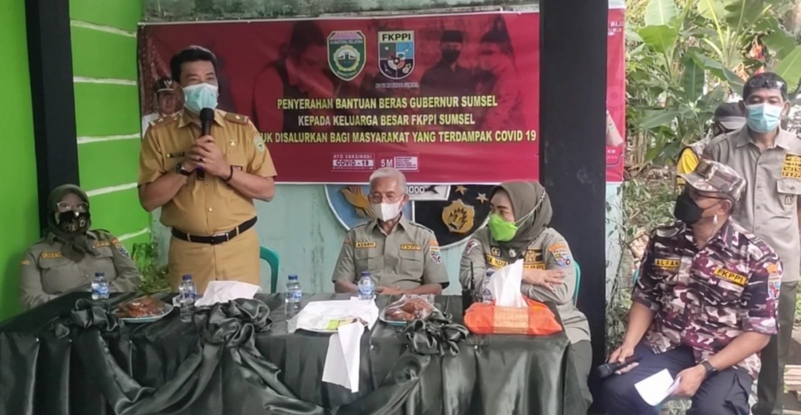 Kadinsos Pemprov Sumsel Serahkan Bantuan Beras untuk di berikan kepada warga terdampak Covid-19