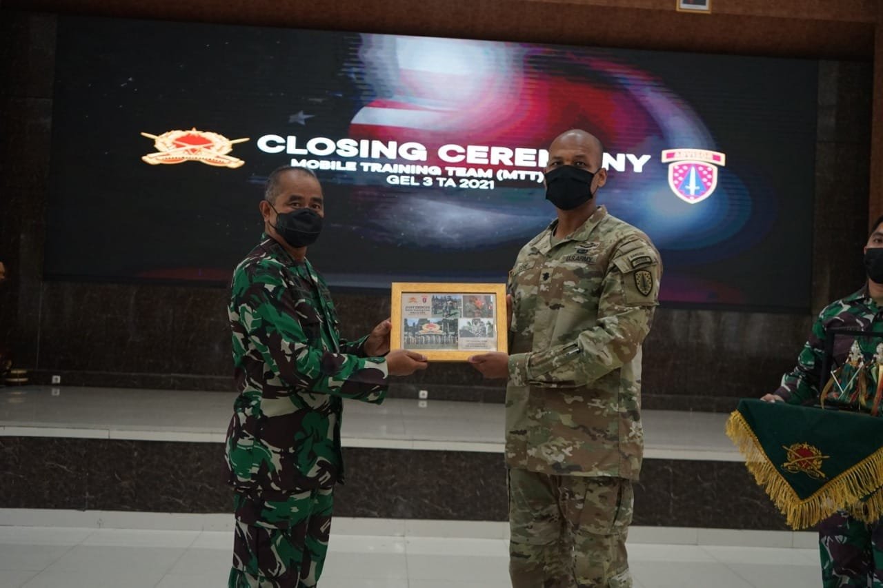 pertukaran cinderamata oleh Danpussenif kepada Delegasi US Army Lt Colonel Anthony Gore