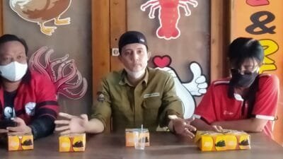 ketua KYS Reza Fahlevi mewakili desakan peserta lomba saat press Conference bersama awak media, Rabu (11/8/2021).