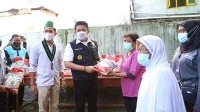 Dapat Bantuan Beras, Warga Terdampak PPKM Ucapkan Terima Kasih