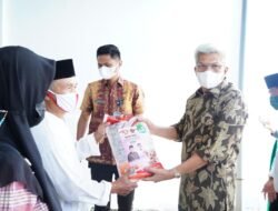 Ustadz-Ustadzah di Palembang  Terima Bansos Beras dari Gubernur 