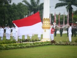 Meski Diguyur Hujan Gerimis,  Upacara Penurunan Bendera  HUT RI Ke 76 di Griya Agung “Sukses”