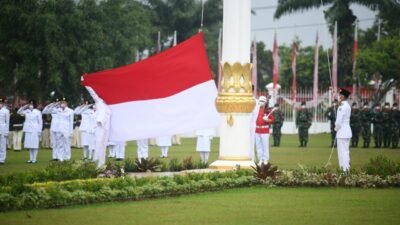 Meski Diguyur Hujan Gerimis,  Upacara Penurunan Bendera  HUT RI Ke 76 di Griya Agung “Sukses”