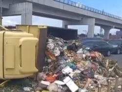 Truk Pengangkut Sampah Terjungkal Ditengah Jembatan Ampera