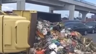 Truk Pengangkut Sampah Terjungkal Ditengah Jembatan Ampera