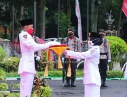 Diguyur Hujan Penurunan Bendera Merah Putih Khidmat