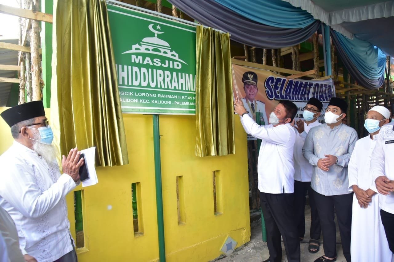 Gubernur Herman Deru meresmikan  perubahan status Musholla Ar-Rahman menjadi Masjid Tauhiddurahman  yang ditandai dengan penanda tanganan prasasti.