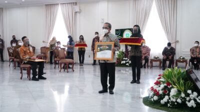 Wakil Presiden RI, K. H. Ma'ruf Amin didampingi Menteri Pertanian RI, Syahrul Yasin Limpo menyerahkan penghargaan Abdi Bakti Tani 2021